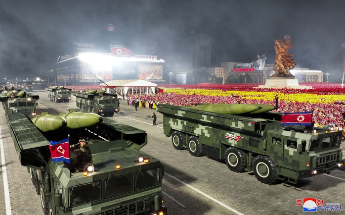 Triều Tiên ra mắt vũ khí tối tân trong cuộc duyệt binh - Ảnh 12.