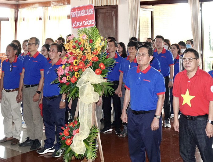 Báo Người Lao Động về nguồn, dâng hương tưởng niệm Chủ tịch Hồ Chí Minh tại Bình Thuận - Ảnh 2.