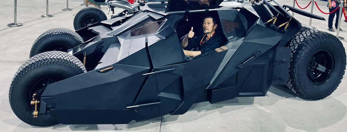 Charlie Nguyễn lái siêu xe Batman siêu ngầu - Ảnh 1.