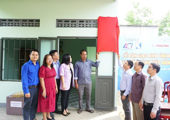 Khatoco bàn giao 4 căn nhà tình nghĩa cho hộ nghèo xã Khánh Hiệp - Ảnh 4. Khatoco bàn giao 4 căn nhà tình nghĩa cho hộ nghèo xã Khánh Hiệp - Ảnh 4.