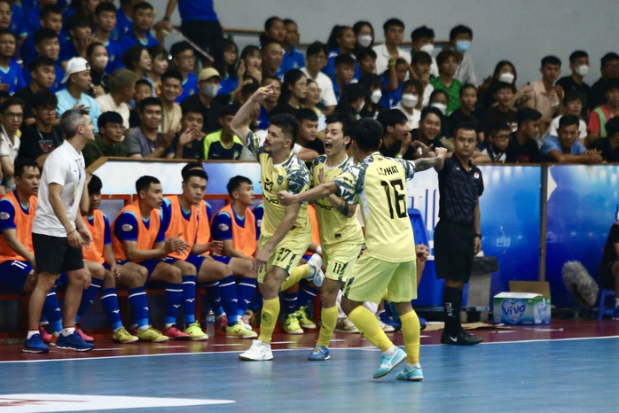 Derby futsal TP HCM kịch tính với 10 bàn thắng, khán đài kín chỗ - Ảnh 4.