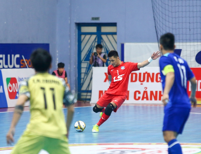 Derby futsal TP HCM kịch tính với 10 bàn thắng, khán đài kín chỗ - Ảnh 2.