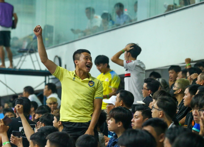 Derby futsal TP HCM kịch tính với 10 bàn thắng, khán đài kín chỗ - Ảnh 8.