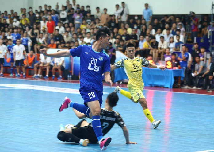 Derby futsal TP HCM kịch tính với 10 bàn thắng, khán đài kín chỗ - Ảnh 5.