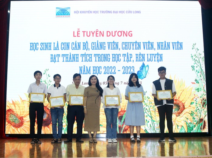 Trường ĐH Cửu Long tuyên dương con cán bộ, giảng viên của trường - Ảnh 1.