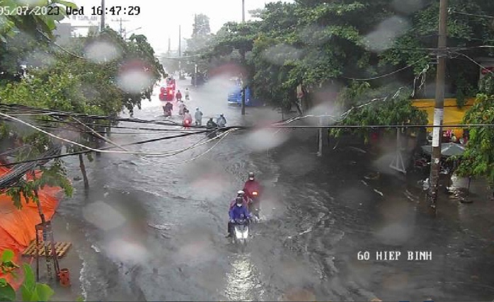 Nhiều tuyến đường tại TP HCM ngập sâu trong ngày đầu của đợt mưa diện rộng - Ảnh 1.