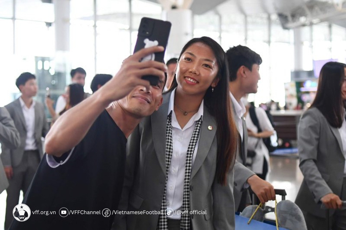 Tuyển nữ Việt Nam lên đường, bắt đầu hành trình lịch sử ở World Cup nữ 2023 - Ảnh 1.