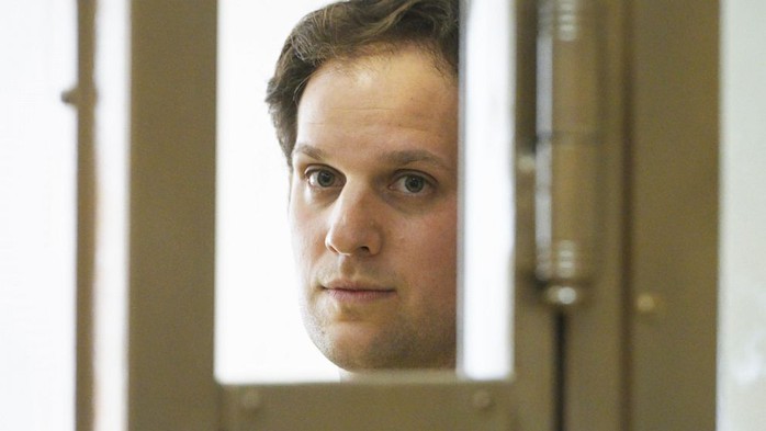 Nhà báo Mỹ bị bắt: Điện Kremlin nói về khả năng trao đổi tù nhân - Ảnh 1.
