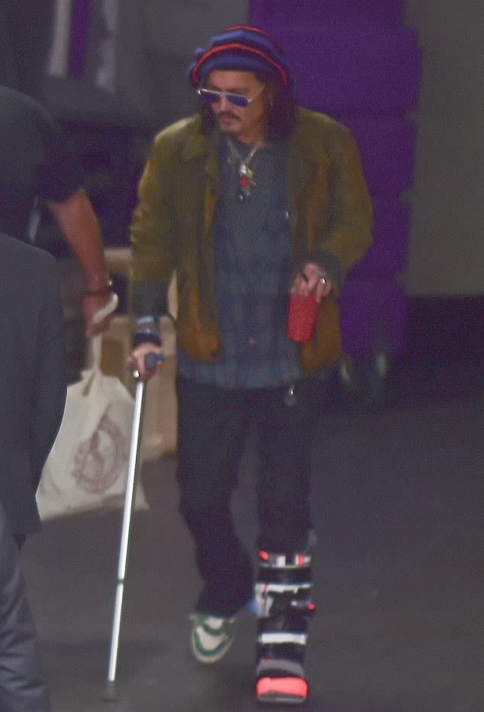 “Cướp biển” Johnny Depp chống nạng trên đường phố - Ảnh 1.