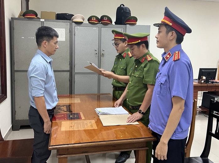 Khởi tố 2 phó giám đốc Trung tâm Đăng kiểm ở Quảng Bình nhận hối lộ - Ảnh 2.