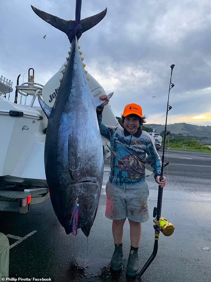 Cậu bé 11 tuổi câu được cá ngừ nặng gần 117 kg - Ảnh 3.