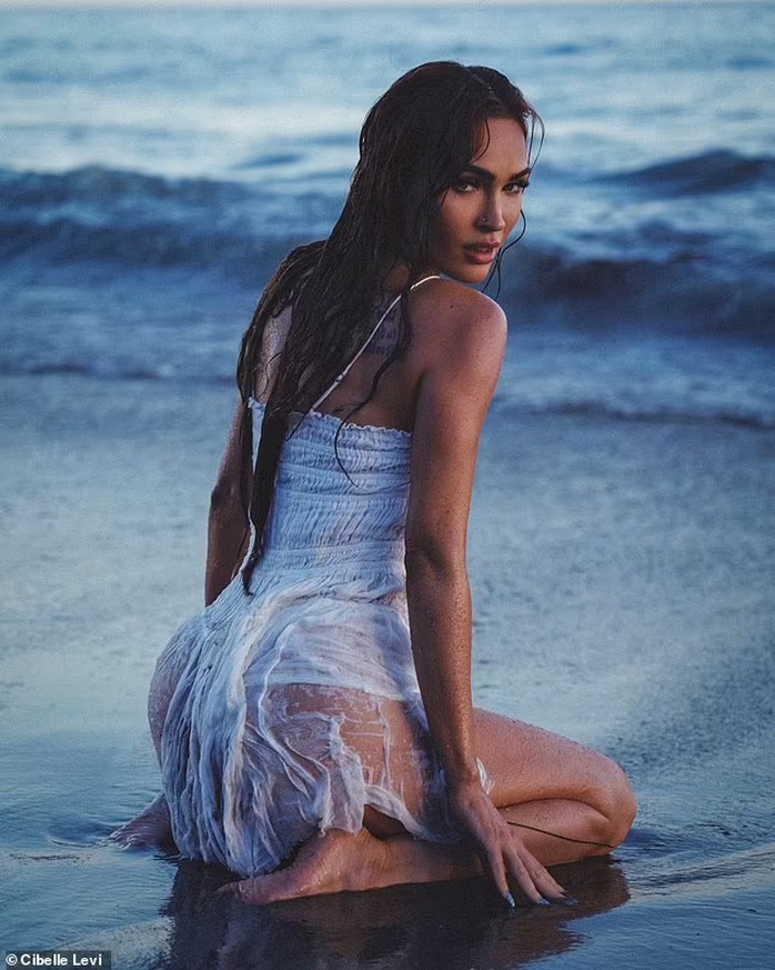 Minh tinh Megan Fox quằn quại, ướt át trên bãi cát