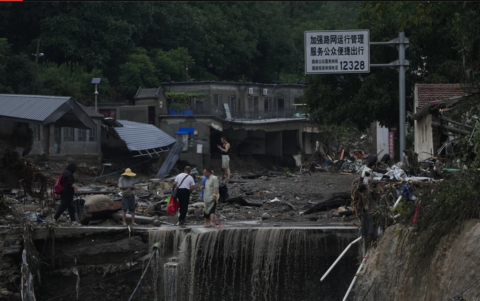Mưa lũ khủng khiếp ở Bắc Kinh, hàng chục người chết và mất tích - Ảnh 6.