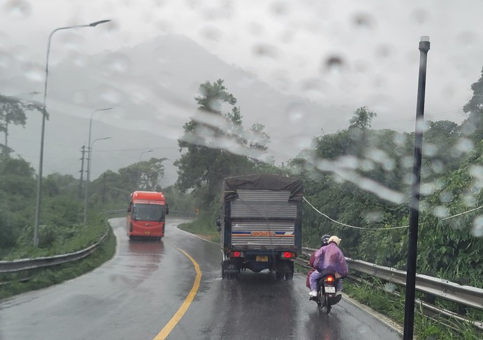 Xe nối nhau qua đèo Bảo Lộc trong ngày đầu thông tuyến sau sạt lở - Ảnh 13.