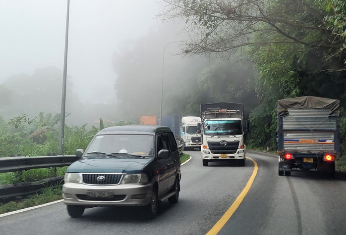 Xe nối nhau qua đèo Bảo Lộc trong ngày đầu thông tuyến sau sạt lở - Ảnh 9.