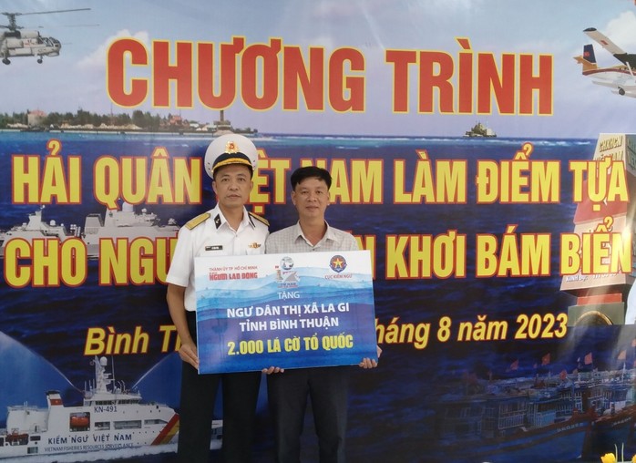 Trao tặng 2.000 lá cờ Tổ quốc cho ngư dân Bình Thuận - Ảnh 2.
