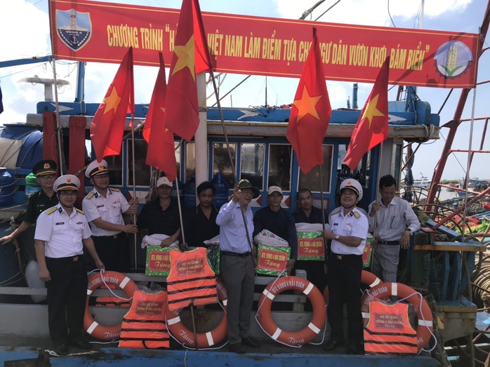 Trao tặng 2.000 lá cờ Tổ quốc cho ngư dân Bình Thuận - Ảnh 1.