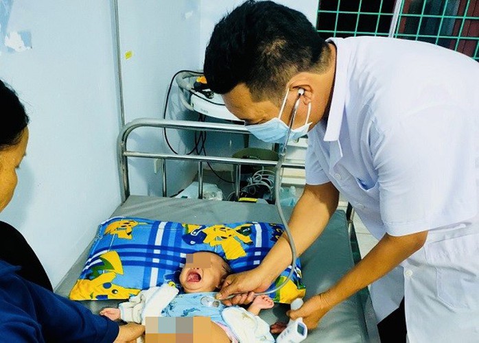 Bé gái 4 tháng tuổi ở Quảng Bình bị mẹ bỏ rơi trong đêm - Ảnh 1.