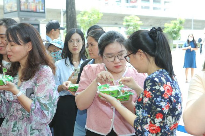 Giới trẻ Việt Nam hào hứng với chuyến xe Hàn rong - Ảnh 3.