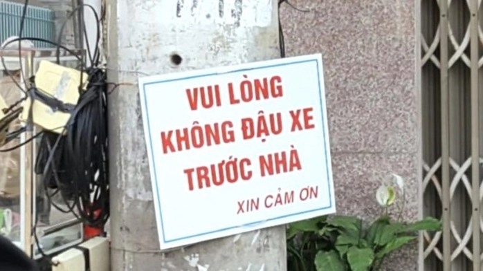 Bắt chủ nhà cùng 1 người đuổi đánh tài xế đậu xe trước cửa nhà - Ảnh 1.