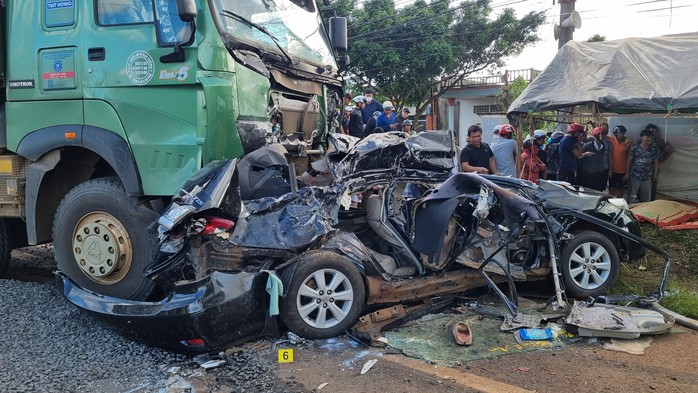 Xe tải tông 2 lần khiến ôtô của CLB HAGL gặp nạn, 3 người tử vong - Ảnh 1.