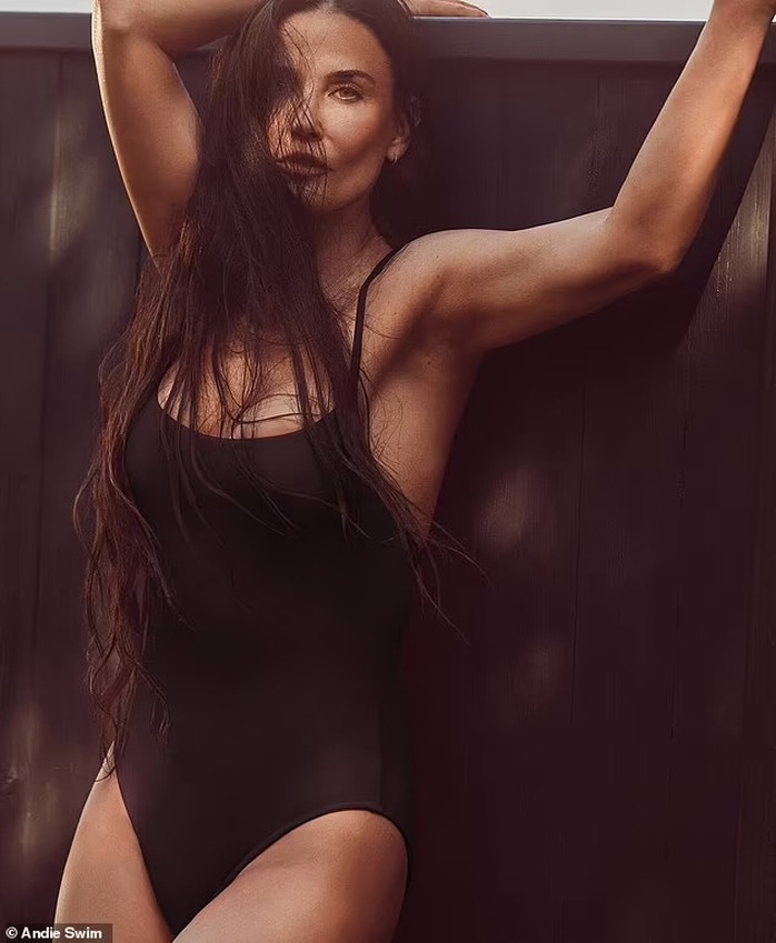 Minh tinh Demi Moore “nhí nhảnh” với bikini ở tuổi 60 - Ảnh 9.