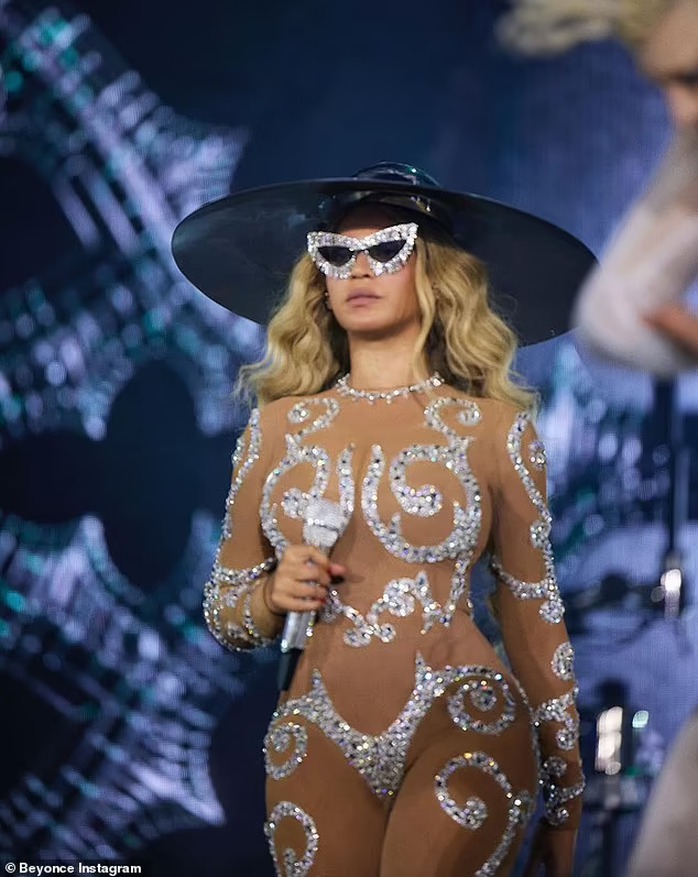 “Ong chúa” Beyoncé mặc như không trên sân khấu - Ảnh 2. “Ong chúa” Beyoncé mặc như không trên sân khấu - Ảnh 2.