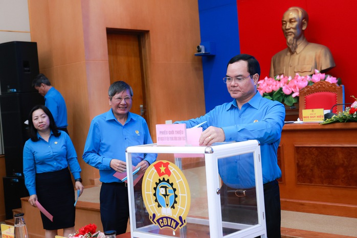 Tổng LĐLĐ Việt Nam giới thiệu 3 nhân sự quy hoạch Trung ương khóa XIV - Ảnh 1.