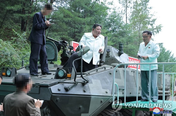 Nhà lãnh đạo Triều Tiên lái xe bọc thép - Ảnh 1.