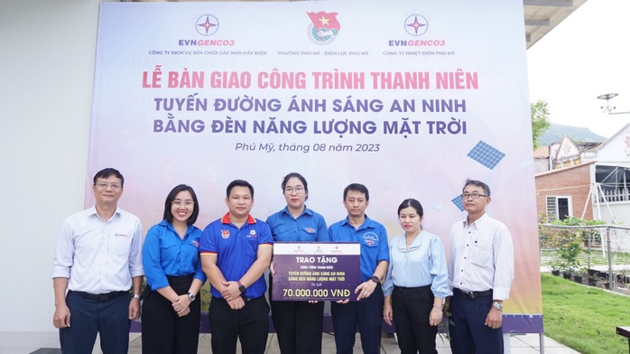 EPS: Bàn giao công trình thanh niên “Tuyến đường ánh sáng an ninh bằng đèn năng lượng mặt trời” - Ảnh 1.