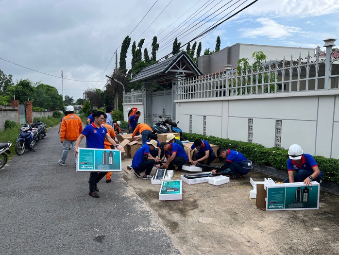 EPS: Bàn giao công trình thanh niên “Tuyến đường ánh sáng an ninh bằng đèn năng lượng mặt trời” - Ảnh 2.