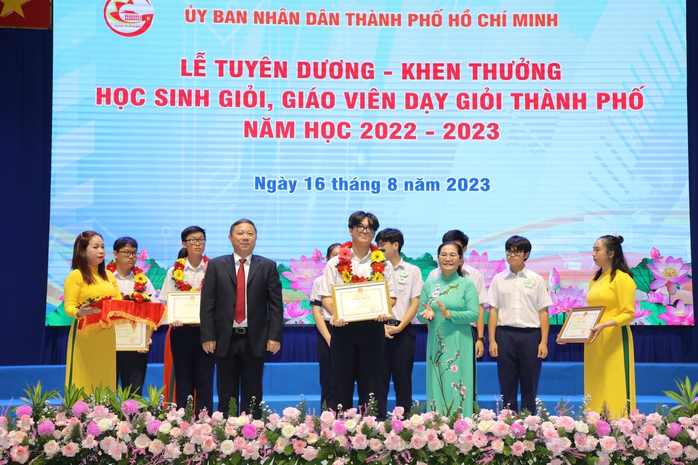 TP HCM tuyên dương 458 học sinh, giáo viên giỏi - Ảnh 3.