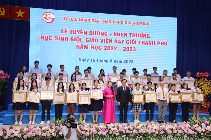 TP HCM tuyên dương 458 học sinh, giáo viên giỏi - Ảnh 6.