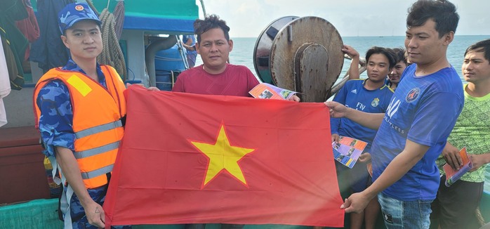 Vùng Cảnh sát biển 4 trao cờ Tổ quốc và tuyên truyền phòng, chống ma túy - Ảnh 4.