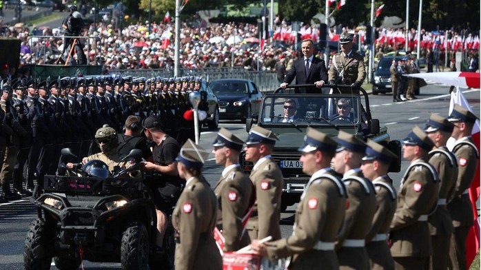 Ba Lan diễu binh khủng, Belarus cảnh báo nóng - Ảnh 1.