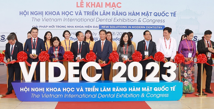 Nhiều người nước ngoài đến Việt Nam chữa bệnh răng miệng - Ảnh 3.
