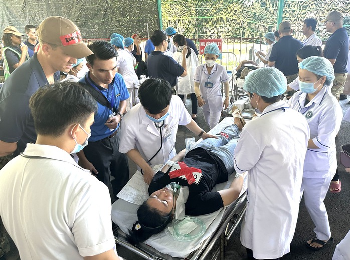 Các bác sĩ Việt - Mỹ thực hành cấp cứu thương tích hàng loạt - Ảnh 3.