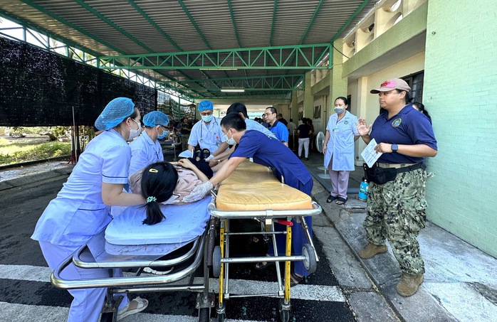 Các bác sĩ Việt - Mỹ thực hành cấp cứu thương tích hàng loạt - Ảnh 1.