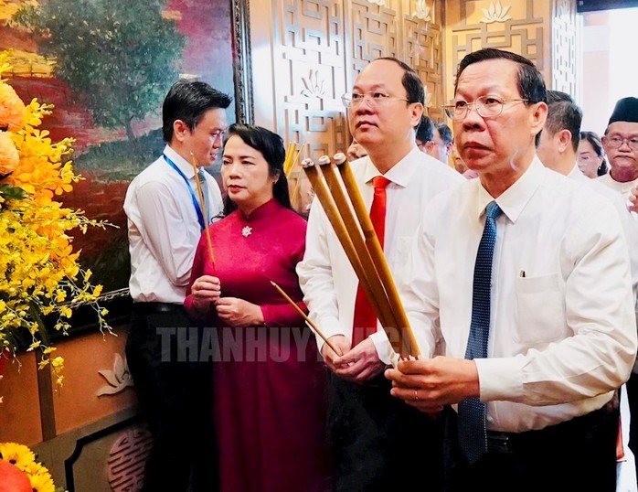 Lãnh đạo TP HCM dâng hoa, dâng hương Chủ tịch Tôn Đức Thắng - Ảnh 1.