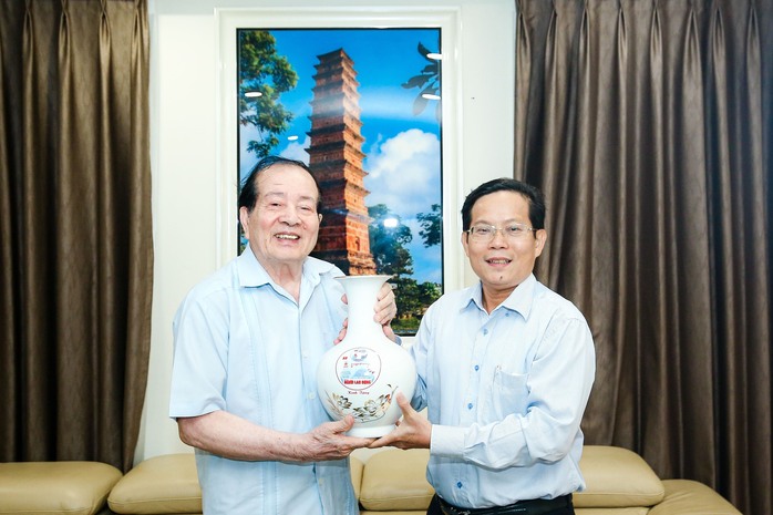Mai vàng tri ân thăm nhà thơ Hữu Thỉnh và PGS Nguyễn Văn Huy - Ảnh 4.
