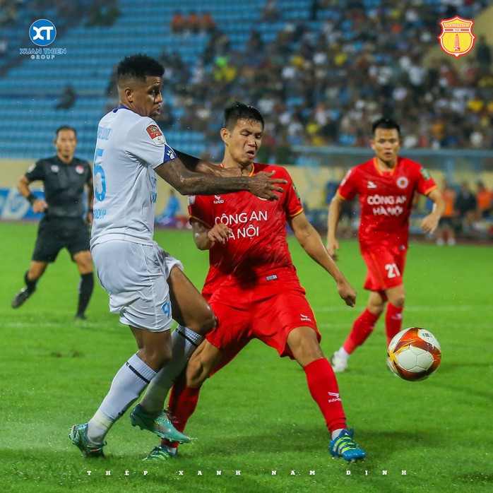 Thắng ở phút bù giờ, Công an Hà Nội trở lại ngôi đầu V-League 2023 - Ảnh 2.