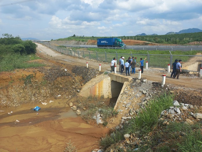 Đoàn chuyên gia đến điểm ngập ở đường cao tốc Dầu Giây - Phan Thiết - Ảnh 1.