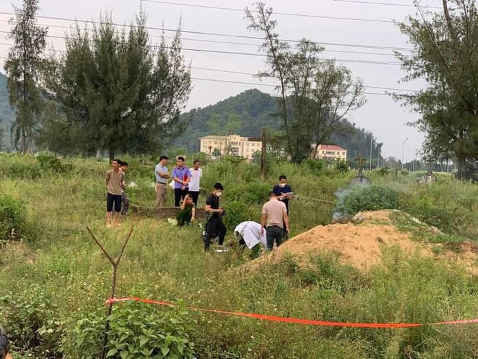 Bàng hoàng phát hiện một nam thanh niên tử vong bên trong lề đường - Ảnh 1.