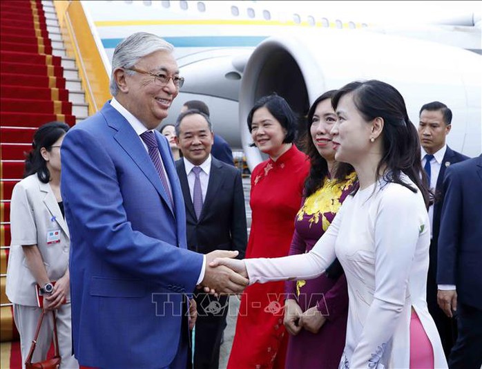 Tổng thống Kazakhstan tới Hà Nội, bắt đầu thăm chính thức Việt Nam - Ảnh 3.