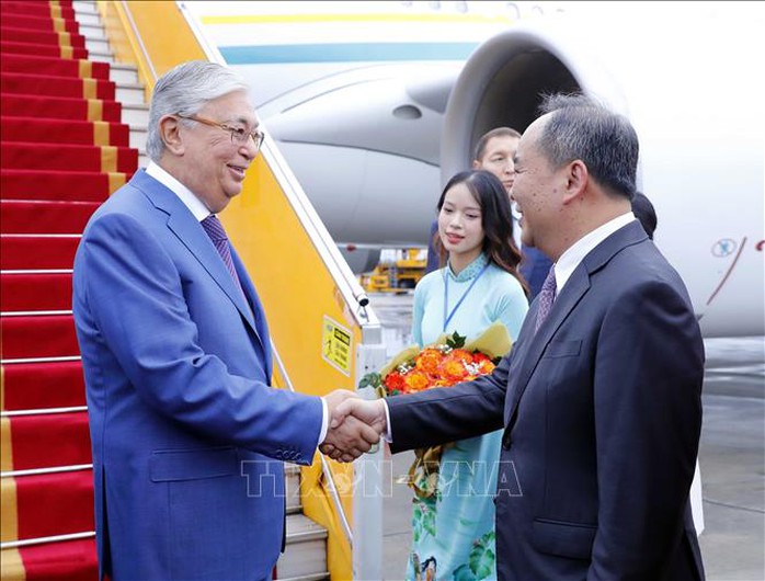 Tổng thống Kazakhstan tới Hà Nội, bắt đầu thăm chính thức Việt Nam - Ảnh 1.