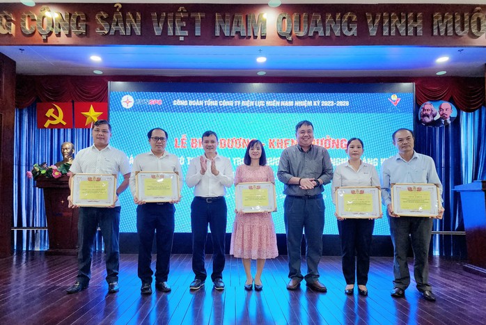 Công đoàn EVNSPC khen thưởng phong trào 10 nghìn sáng kiến - Ảnh 1.