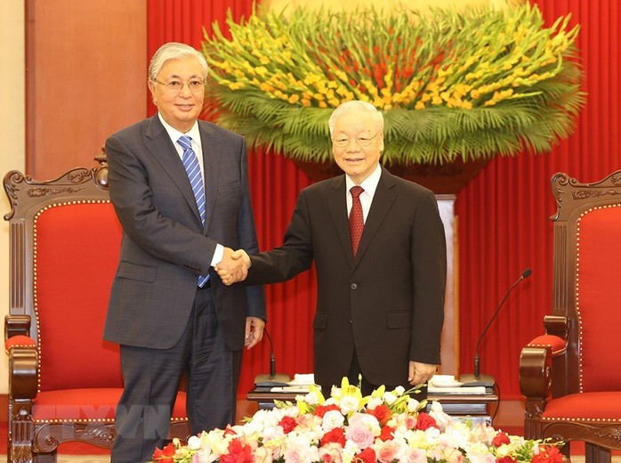 Tổng thống Kazakhstan tặng Tổng Bí thư Nguyễn Phú Trọng album ảnh Chủ tịch Hồ Chí Minh - Ảnh 1.