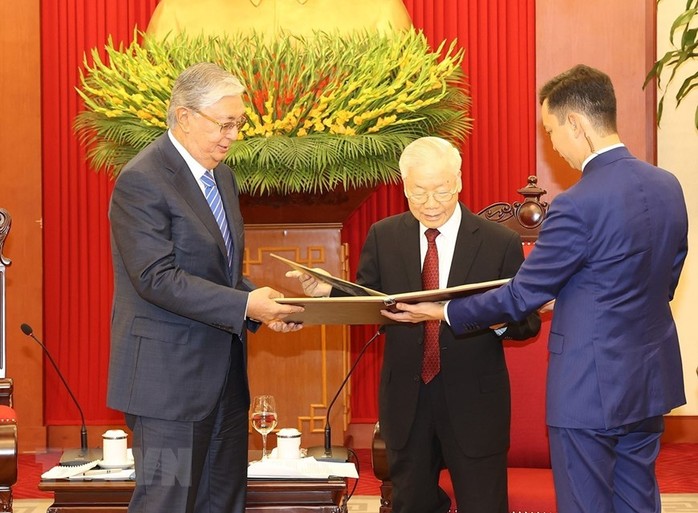 Tổng thống Kazakhstan tặng Tổng Bí thư Nguyễn Phú Trọng album ảnh Chủ tịch Hồ Chí Minh - Ảnh 2.
