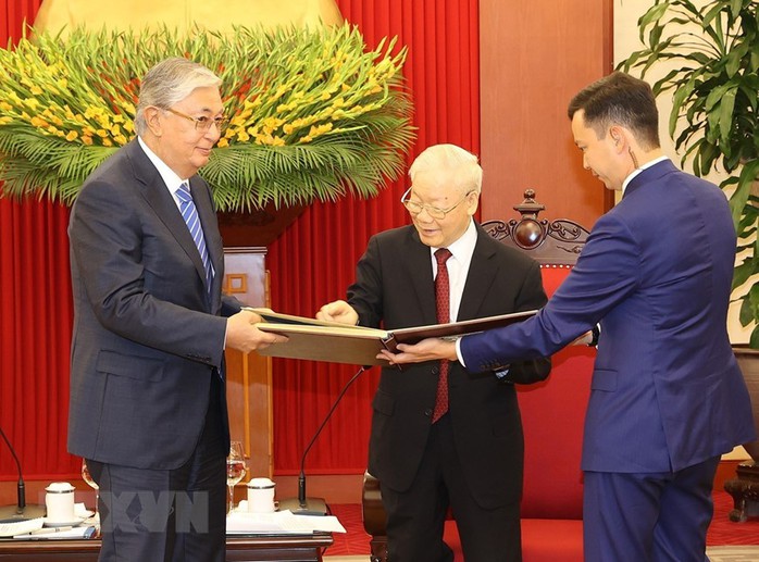 Tổng thống Kazakhstan tặng Tổng Bí thư Nguyễn Phú Trọng album ảnh Chủ tịch Hồ Chí Minh - Ảnh 3.