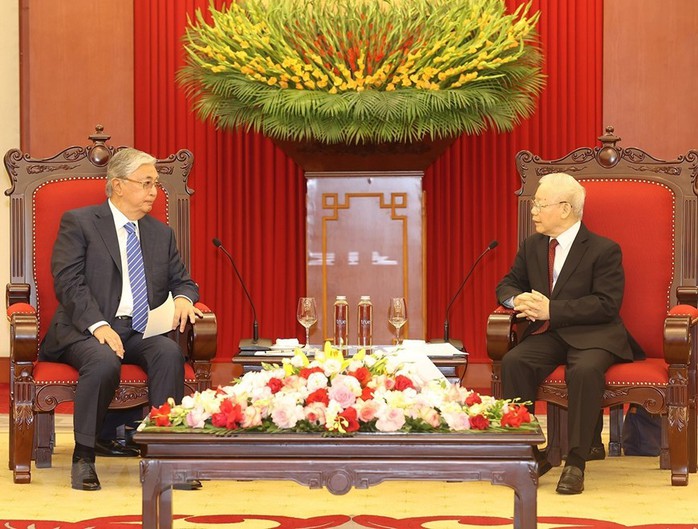 Tổng thống Kazakhstan tặng Tổng Bí thư Nguyễn Phú Trọng album ảnh Chủ tịch Hồ Chí Minh - Ảnh 6.